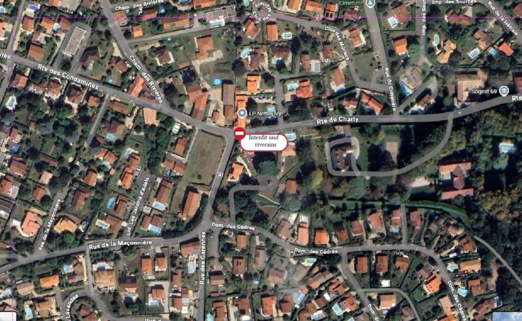 Route de Charly à l’intersection de la rue de la Maçonnière, dans le sens Charly-Vernaison