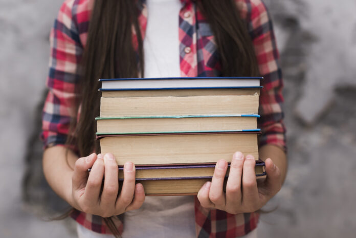 Jeune avec des livres
